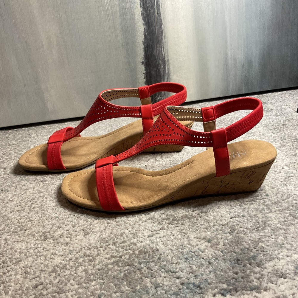 Alfani Step 'N Flex Vacanzaa 2 Tomato Red Perf Wedge Sandals - Size 9 - Picture 7 of 13